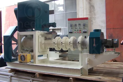 Imagen del producto relacionado Extrusora de Alimento para Gatos MKED135B, 700-800 kg/h - Extrusora MKED135B de 75 kW para producir croquetas de alimento para gatos a razón de 700 a 800 kg/h, con control preciso, a…